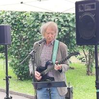 Das Foto zeigt den Musiker Sven Görtz dabei, wie er dem Bürgerfest eine Untermalung mit Livemusik zu schenkt.
