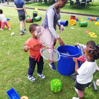 Fröhliche Kinder spielen und laufen auf der extra angelegten Spielwiese beim Bürgerfest „Picknick für Alle“.