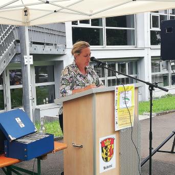 Bürgermeisterin Patricia Ortmann spricht beim „Picknick für Alle“ 2024 vor Publikum.