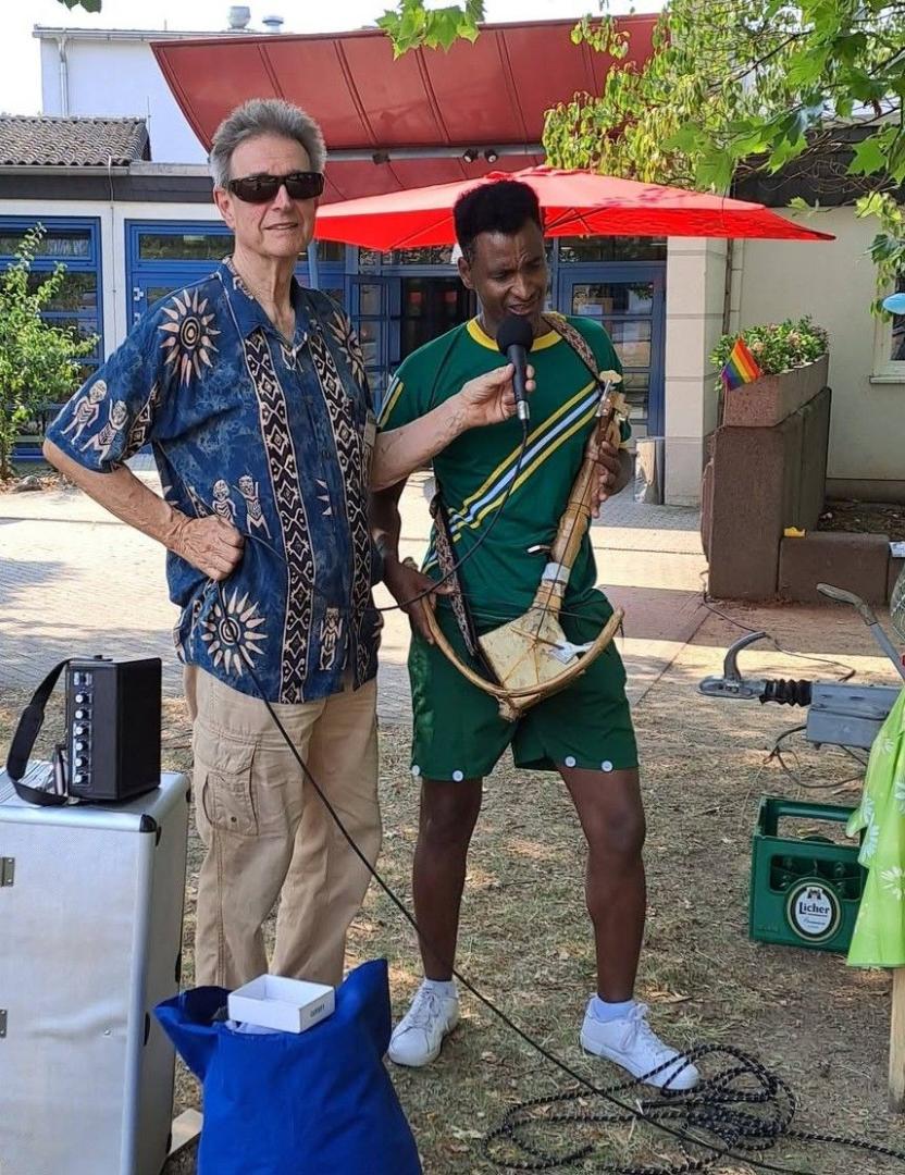 Der eritreische Musiker Beze Solomon Getahun spielt ein eritreisches Volkslied auf dem traditionellen Saiteninstrument Masinko.