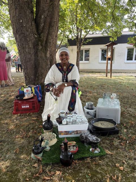 Die wunderbare Mehauit aus Eritrea kredenzte uns herrlich leckeren Kaffee nach eritreischer Sitte