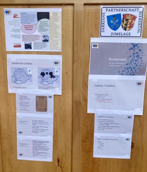 Infotafel zum KZ Buchenwald mit Zahlen, Häftlingsgruppen und Herkunftsorten der deutsch-französischen Gemeindepartnerschaft Biebertal.