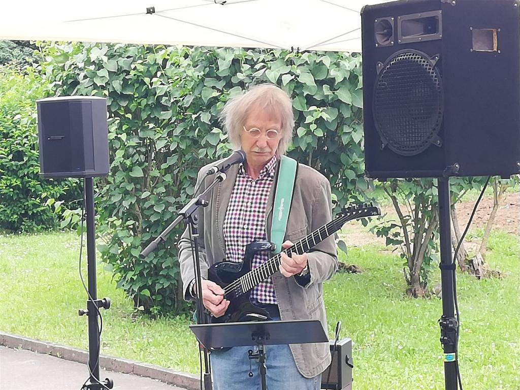 Das Foto zeigt den Musiker Sven Görtz dabei, wie er dem Bürgerfest eine Untermalung mit Livemusik zu schenkt.