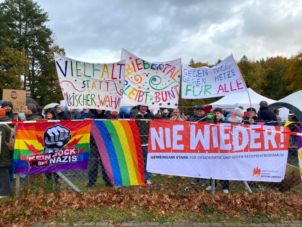 Bürgerfest 2025 - bunte Plakate für Vielfalt und gegen Hetze