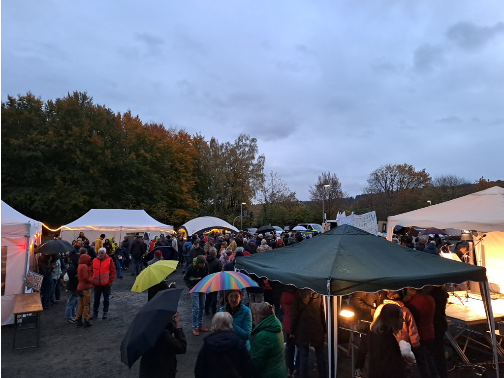 Bürgerfest 2025 - trotz Regens blieb man bis spät in die Nacht zusammen