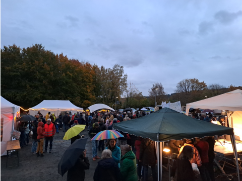 Bürgerfest 2025 - trotz Regens blieb man bis spät in die Nacht zusammen