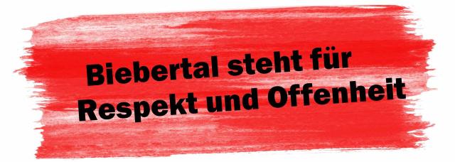 Ein Marginaltext zeigt einen breiten Pinselstrich in Rot mit dem Text in schwarzer Farbe: Biebertal steht für Respekt und Offenheit