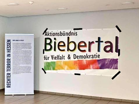 Ein Aufsteller mit dem Logo vom Aktionsbündnis Biebertal steht direkt am Beginn der Ausstellung 