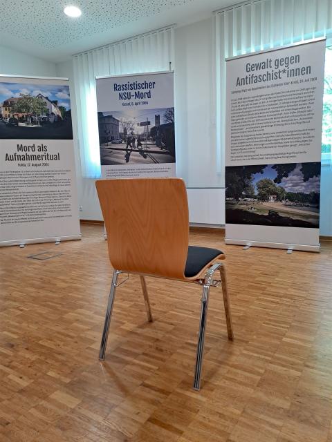 Es stehen Stühle bereit vor den Informationstafeln der Ausstellung 
