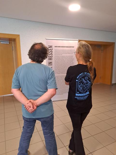 Zwei Personen stehen als Aufsicht und Ansprechpartner im Eingangsbereich der Ausstellung Rechter Terror in Hessen.