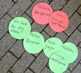 Fragen und Antworten gegen rechte Parolen werden auf runde Zellel geschrieben und gesammelt