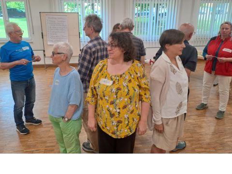 Das Foto zeigt die TeilnehmerInnen bei der Übung: Rechten Parolen Paroli bieten
